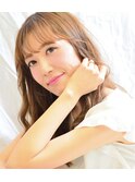 ランダムパーマとフェザーバングで大人過ぎない女性に♪