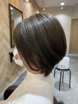 スタンド(STAND) 丸みショートヘア カーキアッシュ エヌドットカラー