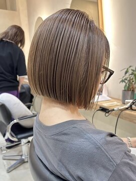 ヒビヲ(HIBIO) タッセルボブミルクティーベージュ切りっぱなしボブ長めホブ30代