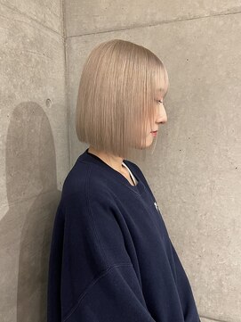 オーオシカシカスペース(OOO YY Space) ブロンドベージュ/シルバーベージュ/切りっぱなしボブ