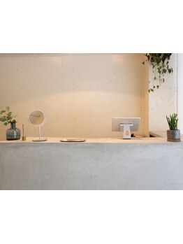 大人女性のお悩みに寄り添う経験豊富な女性スタイリストが在籍◎