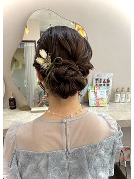 ミラ(Mila) 大人かわいいゆるふわシニヨン!結婚式ヘア