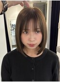 オリーブベージュと長めのボブ