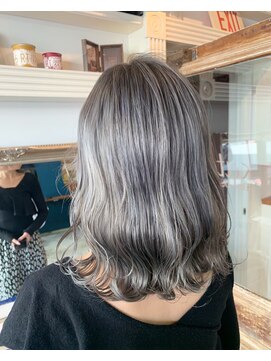 テイラー(Taylor) Taylor 大宮 シルバーカラー×外ハネスタイル