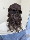 アシンメトリーハーフアップスタイル