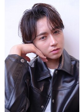 エフエム 渋谷(FM) メンズ波巻きセンターパート韓国風黒髪ツーブロックマッシュ