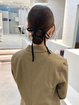 リボンとの組み合わせで大人可愛い♪タイトシニヨン