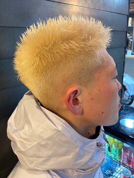 ディスイズバーバーフォース(THIS IS BARBER 4th) スキンフェード ブリーチ ダブルカラー ベリーショート 刈り上げ