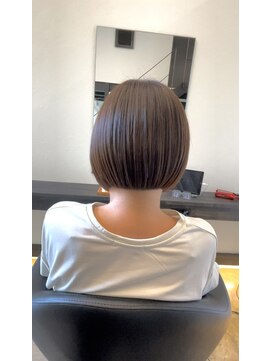 クロス(cross) 前下がりミニボブ