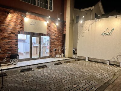 郊外ならではの店舗目の前の駐車場完備、白い大きな看板が目印。