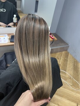 シカ 神戸三宮元町店(Cica) ロング 艶髪 髪質改善トリートメント ハイトーン 三宮 元町