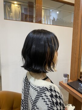 ソワン ドゥ ブレス エルネ 立花店(soin de brace elne) チラ見えのインナーカラーの外ハネ切りっぱなしボブ