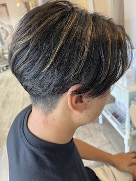 ハグクレア(HUG CLAIRE) カットメンズハイライト刈り上げツーブロセンターパート