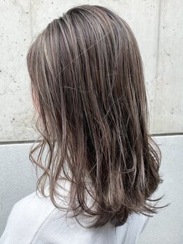タイドヘア 茨木店(TIDE HAIR)の写真/【茨木市/9-20時】"白髪ぼかし"でオシャレを楽しめる！デザインカラー特化だからこその技術力が人気◎