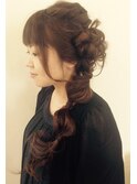 ネジリたっぷりロングヘアアレンジ