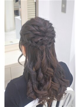 リサ 恵比寿(risa.) モコモコねじりと編み込みのハーフアップ