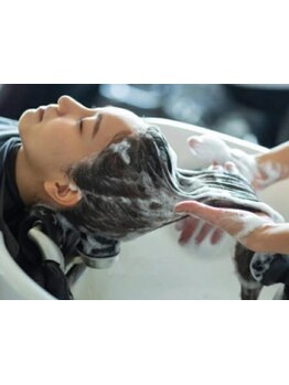 髪と頭皮を同時にケアできる≪トリートメントヘッドスパ≫ダメージでパサついた髪や広がる毛先に◎