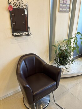 ヘアークリエイト パール hair create Pearl spicaの写真/【開放的な店内が◎】常時3名で営業。お客様同士のお席の間隔を充分に取っているのでゆったりと過ごせる♪