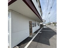 ワンプラスワンデュエ(ONE+ONE deux)の雰囲気（店舗前に2台・東側2台。計4台駐車可能★）