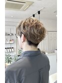 ブロンドベージュ×クセを活かすパーマ風センターパートショート