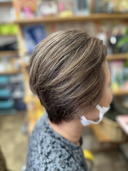 髪ストーリー美容室の写真/10年後も美しい髪へ。境目のない精密リタッチとダメージレスカラーで、艶やかな大人髪をキープ。