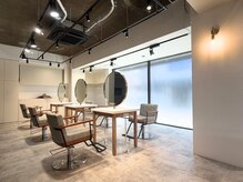 トレフ(Trefle)の雰囲気（丸型鏡が可愛いセット面は隣との距離もありリラックスできます☆）