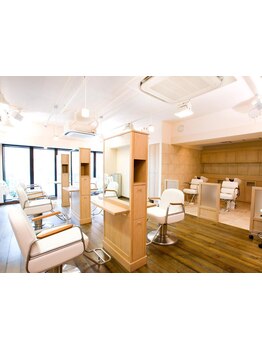 スタイリスト2名のプライベートサロン☆木目調の温かみのある店内で、ゆったりお過ごしください…♪