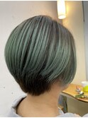 グリーンカラー×ショートボブ