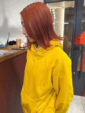 アトリエ(atelier.) オレンジカラー　ミディアムレイヤー　ワンレン　艶髪ハイトーン