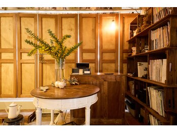 マーブル(MARBLE)の写真/アンティーク家具やアート、ドライフラワーに囲まれた空間は、まるで小さなギャラリーのような落ち着き。