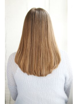 シュシュット(chouchoute) 大人かわいいこなれ美髪ミディホワイトグレージュネビージュ/042