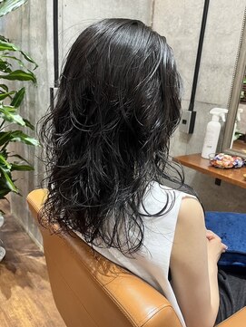 リィリ バイ ロダット 横浜(rili by LODAT) 黒髪ウルフロングランダムパーマ【rili横浜】