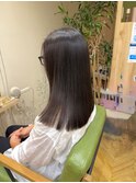 やわらかく自然にまとまる、ダメージレスな艶ストレート