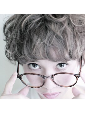 ユニカ バイ ベル 吉祥寺(unica by Belle) 小顔ショート×外国人風プラチナシルバー［Belle吉祥寺］