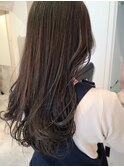 暗めのカーキアッシュで透明感