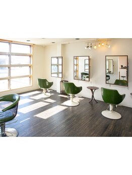 一人一人のお客様との距離感を大切に、丁寧な接客と技術で、幅広い年齢層に支持されています。