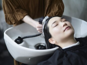 サロンドモモ(Salon de MoMo)の写真/【半個室】こだわりのシャンプー台で、普段よりも一段上の癒しスパをぜひ体験してみて!