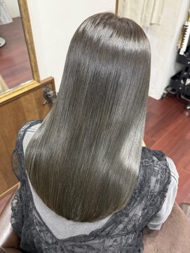 深みと艶の暗め上品グレージュロング