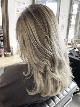 ラックセカンドスペース(LUCK 2nd SPACE) バレイヤージュ/ハイシルバーベーシュ/ブリーチ/ケアブリーチ