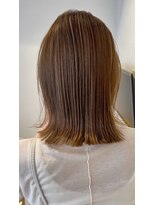 アイビー(Ivy)&nbsp;３０、４０代垢抜けヘアー　ぱつっとボブ　白髪ぼかしハイライト