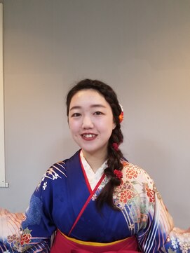 ノラ(Norah) フロント片編み込みサイド編み下ろしふわヘア