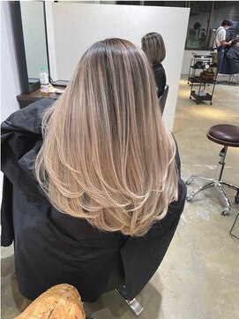 メリー オオサカ(Merly Osaka) 外国人風ベージュバレイヤージュ_セミレイヤースタイル_