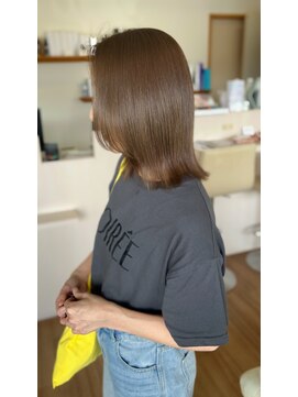 レアーリ(le ali) ミディアムレイヤーでグレージュカラー