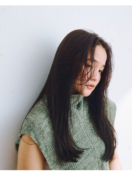 アデ オモテサンドウ(ade omotesando) ウェッティーな質感で作るストレートミディアム