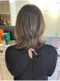 アッシュグレージュ外ハネくびれヘアナチュラルグラデーション