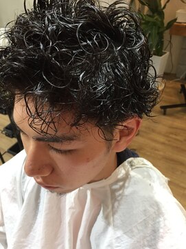 ヘアーデザイン グリッタープラス(HAIR DESIGN Glitter+) くるっとツヤカールで渋さを演出
