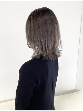 ジーニー 横浜(giinii) 大人可愛い20代30代40代外ハネボブウルフアッシュ◎【横浜】渋谷