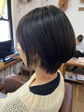 ロウスリー(Lowsly) ショートボブ/10代　前髪有り　耳掛け