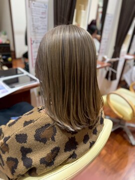 カーキベージュバレイヤージュカラーモテ髪韓国風ヘア