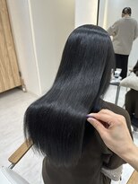 ジーナ 吉塚(Zina)&nbsp;透明感 ブルーブラック【福田れん】吉塚美容室 髪質改善 地毛風